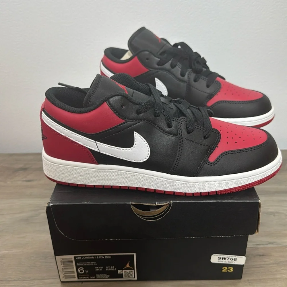 Jordan 1 low Alternate bred black red and white NIB 6Y